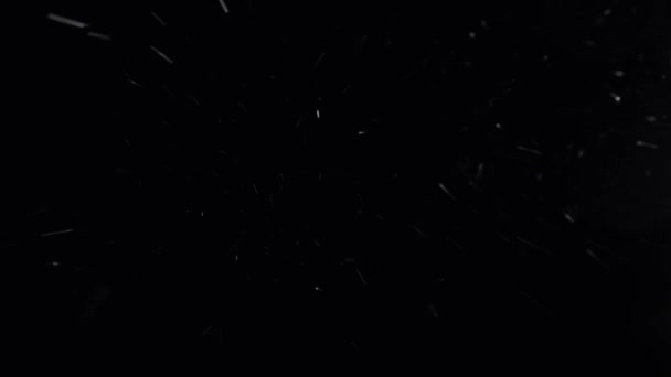 Sneeuwstorm 's nachts, vallende sneeuw op een zwarte achtergrond. sneeuwstorm op een koude winternacht. — Stockvideo