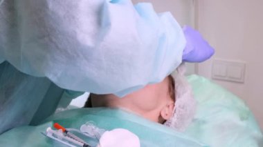 Kadın kozmetik enjeksiyon, closeup alıyorum. Kadın Güzellik Salonu. plastik cerrahi Kliniği