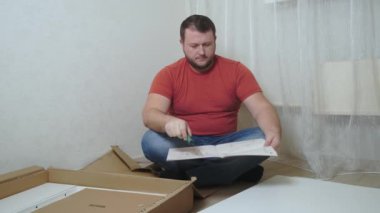 Adam bağımsız olarak evinin oturma odasında mobilya topluyor. Adam mobilya koleksiyonu yapıyor. yakın plan
