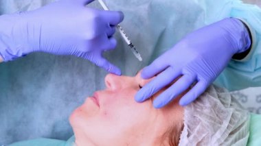 Kadın kozmetik enjeksiyon, closeup alıyorum. Kadın Güzellik Salonu. plastik cerrahi Kliniği