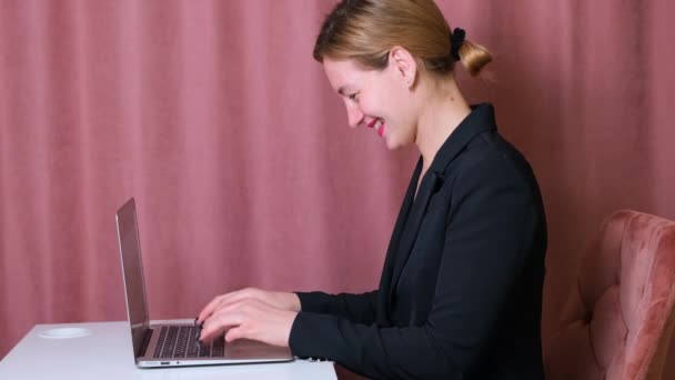 Una donna che lavora al computer. Donna d'affari impegnata a lavorare sul computer portatile in ufficio — Video Stock