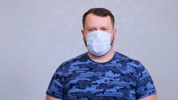 Retrato de um homem a usar máscara protectora contra o coronavírus. Conceito de higiene. prevenir a propagação de germes e bactérias e evitar a infecção com o vírus da coroa — Fotografia de Stock