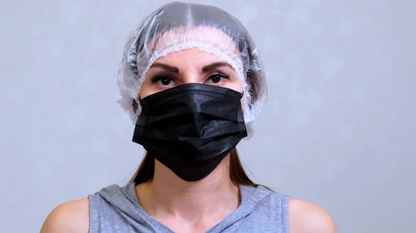 Female patient in black protective mask. Hygiene concept. prevent the spread of germs and bacteria and avoid infection with the crown virus — Stock Photo, Image