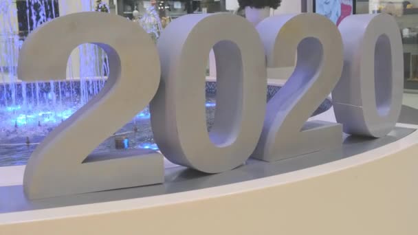 2020 Μεγάλα μπλε νούμερα. 2020 Ευτυχισμένο το Νέο Έτος κείμενο Κατά τη διάρκεια των Χριστουγέννων και της Πρωτοχρονιάς — Αρχείο Βίντεο