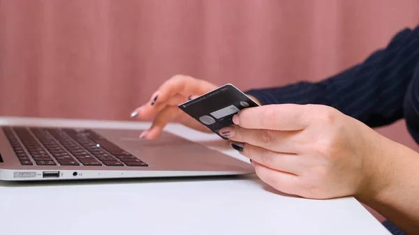 Chica haciendo pago en línea utilizando el ordenador portátil para ir de compras en casa . —  Fotos de Stock