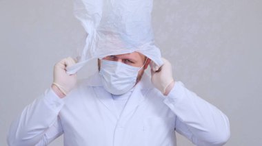 Kafasında torba olan sakallı bir adam. Enfeksiyon korkusu. Coronavirus COVID-19 Salgını, kendini izole etme ve karantina. 