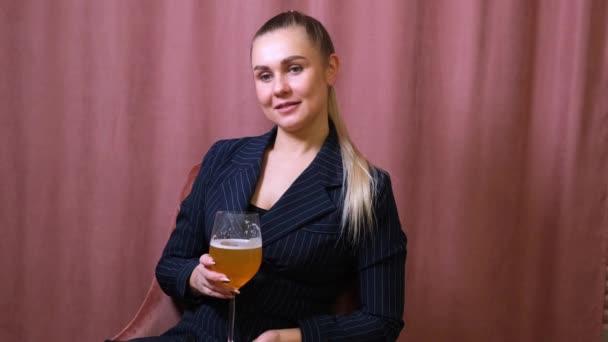 Жіночий алкоголізм для молодої блондинки, що тримає бульбашкове вино, пиво. Жінка розслабляється після роботи, п'ючи вино на кухні — стокове відео