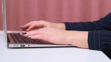 Dizüstü bilgisayarda yazarken kadın ellerini kapat.