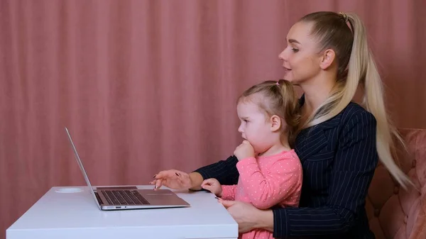 Matka i syn uczą się przeglądać laptopa. Dzieciństwo, nauczycielu. dziecko z laptopem na stole. Omówienie informacji. — Zdjęcie stockowe