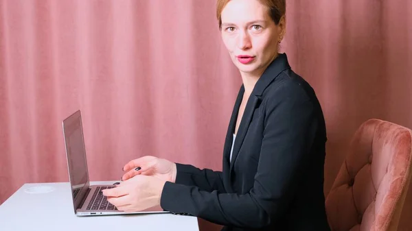 Una donna che lavora con un portatile. Donna d'affari impegnata a lavorare sul computer portatile in ufficio. femmina sorpresa e frustrata — Foto Stock