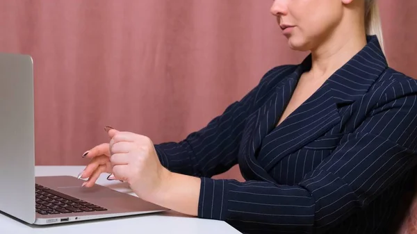 Kvinnan som arbetar laptop. Affärskvinna upptagen med att arbeta på bärbar dator på kontoret — Stockfoto