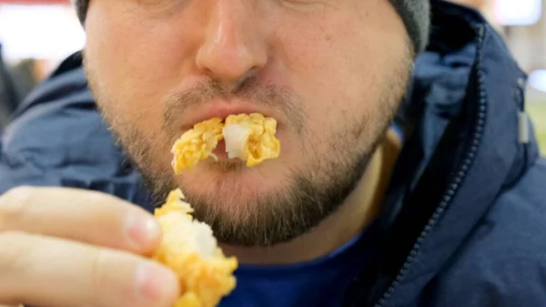 Дієтична недостатність товстого чоловіка, який їсть фаст-фуди. Їжа головне в житті. Чоловік страждає від глухоти — стокове фото