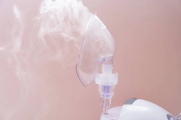 喘息のための医療機器や薬。ネブライザー,吸入器,パッド,星雲,喘息のための抗炎症薬.気管支喘息アレルギーの概念. — ストック写真