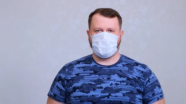 Retrato de um homem a usar máscara protectora contra o coronavírus. Conceito de higiene. prevenir a propagação de germes e bactérias e evitar a infecção com o vírus da coroa — Fotografia de Stock