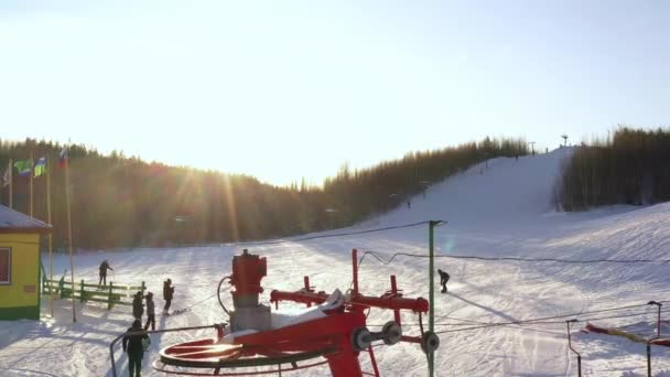 Aydınlık kış gününde kayak kaldırır. Kayakçılar ve snowboardcular kayak asansörüyle dağa tırmanırlar. — Stok video