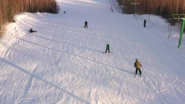 Санкт-Петербург, Росія - 12 січня 2020: група людей на лижах вниз по схилу снігу. — стокове відео