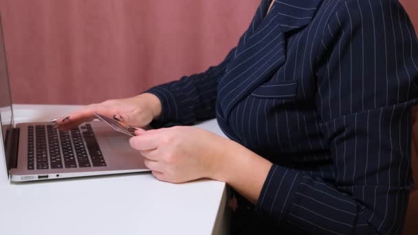 Frau macht Schnäppchen im Internet, Nahaufnahme. — Stockvideo