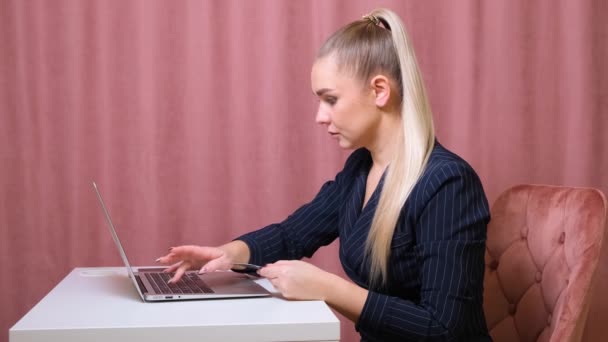 Frau macht Schnäppchen im Internet, Nahaufnahme. — Stockvideo