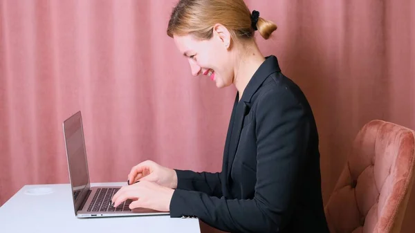 Frau arbeitet Laptop. Geschäftsfrau arbeitet im Büro am Laptop — Stockfoto