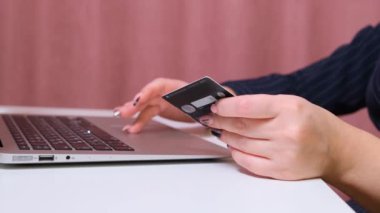  Kadın internet üzerinden pazarlık yapıyor, yakın plan..