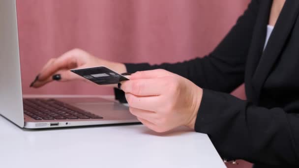 Menina fazendo pagamento on-line usando laptop para fazer compras em casa, close-up — Vídeo de Stock