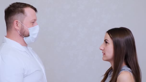 Mujer enferma tiene síntomas de gripe o resfriado y estornuda en presencia de un médico. El médico está indignado y trata de golpear al paciente. Situación cómica, broma — Vídeos de Stock