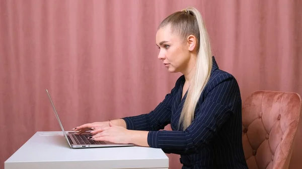 Жінка працює ноутбук. Ділова жінка зайнята роботою на ноутбуці в офісі — стокове фото