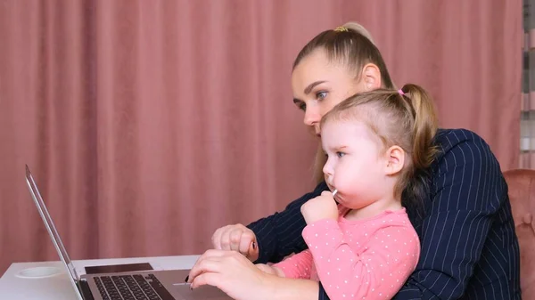 Pracująca mama pracuje w biurze. Szczęśliwa matka i córka uśmiechnięte. Udane kobieta i słodkie dziecko za pomocą laptopa. Wolny strzelec. Kobiece sprawy. To nie jest łatwe, ale ona jest do tego zdolna. — Zdjęcie stockowe