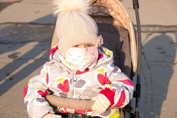 Bambino in viaggio con una maschera protettiva medica. Uno smog denso per strada. Epidemia influenzale . — Foto Stock