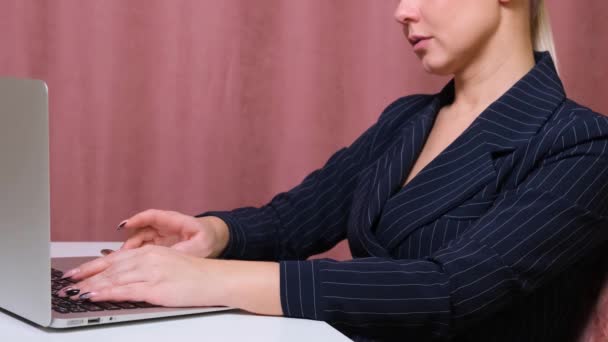 Una mujer trabajando en un portátil. Mujer de negocios ocupada trabajando en el ordenador portátil en la oficina — Vídeos de Stock