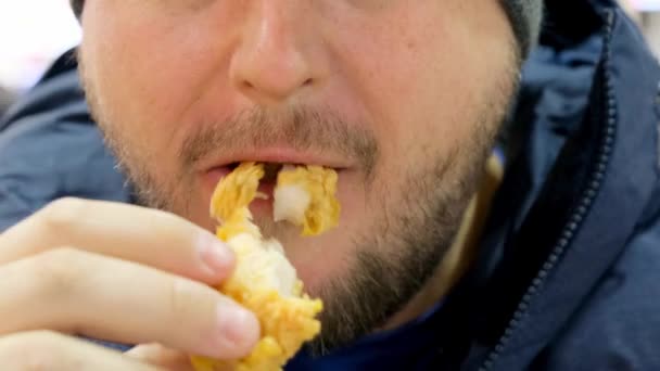 Selhání diety tlustého muže, který jí fast food. Jídlo je hlavní věc v životě. Člověk trpí nenasytností — Stock video