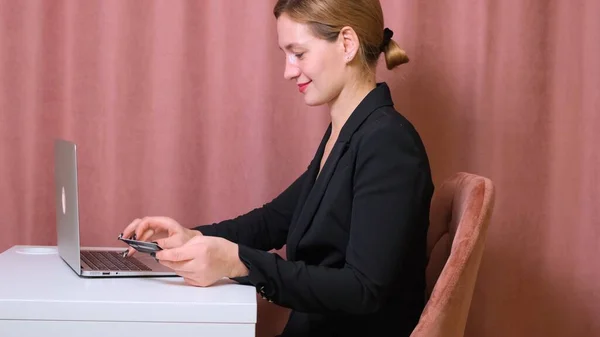 Egy nő dolgozik a laptopon. Üzleti nő elfoglalt dolgozik laptop számítógép az irodában — Stock Fotó