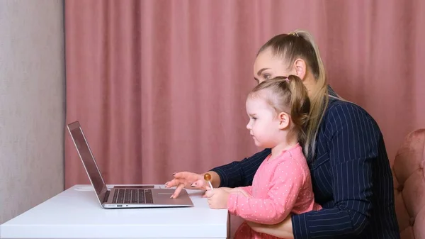 Matka i syn uczą się przeglądać laptopa. Dzieciństwo, nauczycielu. dziecko z laptopem na stole. Omówienie informacji. — Zdjęcie stockowe