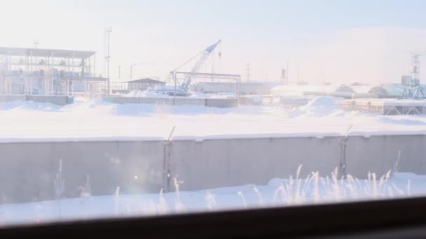 Industriestandort aus dem Fenster eines fahrenden Zuges — Stockvideo