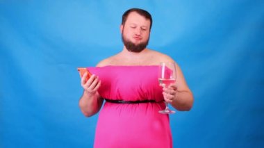Yastıklardan yapılmış pembe elbiseli komik sakallı adam mavi arka planda selfie yapıyor. Çılgın karantina. Garip ev temizliği. Moda 2020. Yastık koy. Meydan okuma 2020