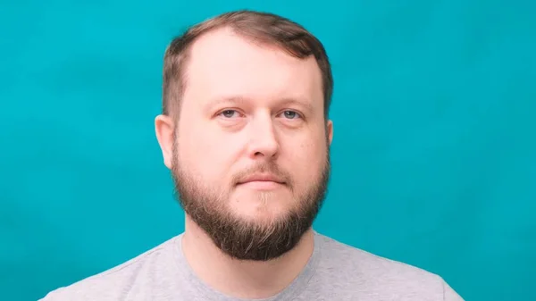 Retrato de un hombre barbudo triste de 35 años en una pantalla verde . —  Fotos de Stock