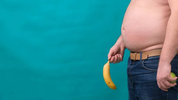 Alte schlaffe hängende Banane, die im Genitalbereich des bekleideten, unkenntlich gemachten Mannes hängt, Impotenz erektile Dysfunktion oder schlaffe Schwanz-Konzept. — Stockfoto