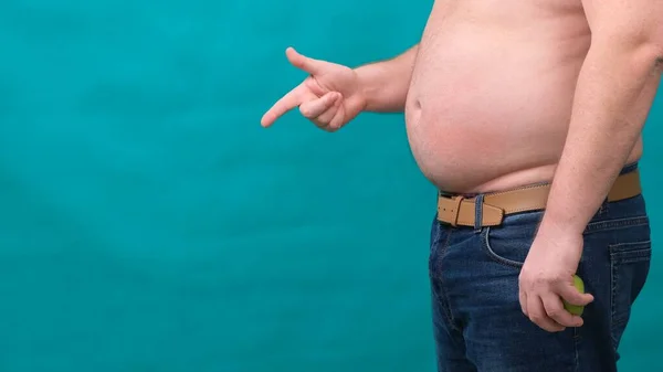 El gordo con el vientre grande muestra una señal con la mano. El concepto de alimentación saludable y pérdida de peso, dieta . — Foto de Stock