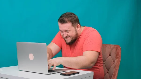 Grappige beelden van een man die laptop gebruikt. man die werkt op een computer die doet alsof hij een hacker is. — Stockfoto