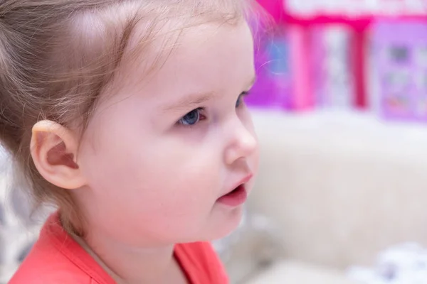 Retrato de uma menina bonita feliz 2 anos — Fotografia de Stock