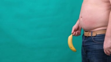 eski gevşek sarkık muz giyinik tanınmayan adam, iktidarsızlık ereksiyon ya da aksak sikli kavramı genital bölge asılı.
