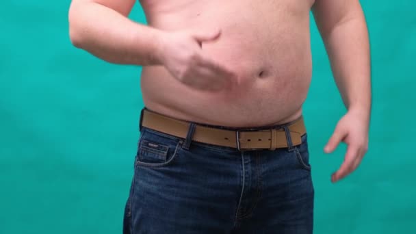 Tlustý muž s velkým břichem ukazuje rukou ceduli. Koncept zdravého stravování a hubnutí, strava. — Stock video