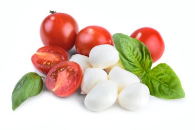 Beyaz arkaplanda Mozzarella peyniri