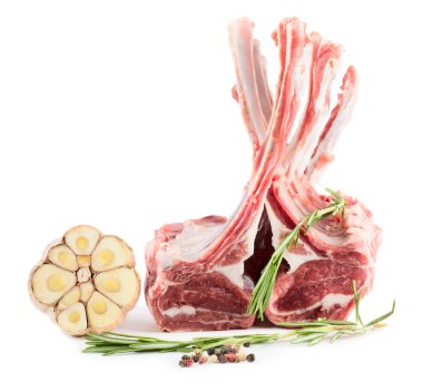 Raflar kuzu, yemek pişirmek için hazır 