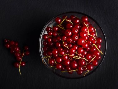 Siyah arkaplanda kırmızı frenk üzümü 