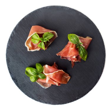 Prosciutto jambonu fesleğen ile