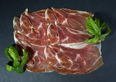 Prosciutto jambonu fesleğen ile