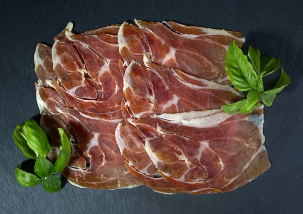 Prosciutto jambonu fesleğen ile — Stok fotoğraf