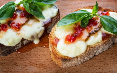 Bruschetta mozzarella peyniri ile