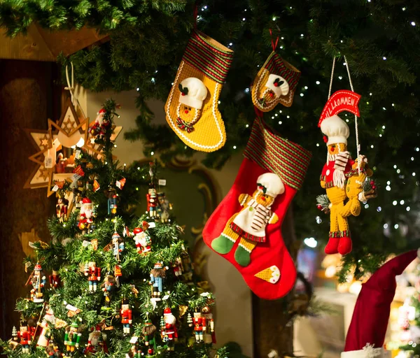 Decoraciones de Navidad en el mercado — Foto de Stock